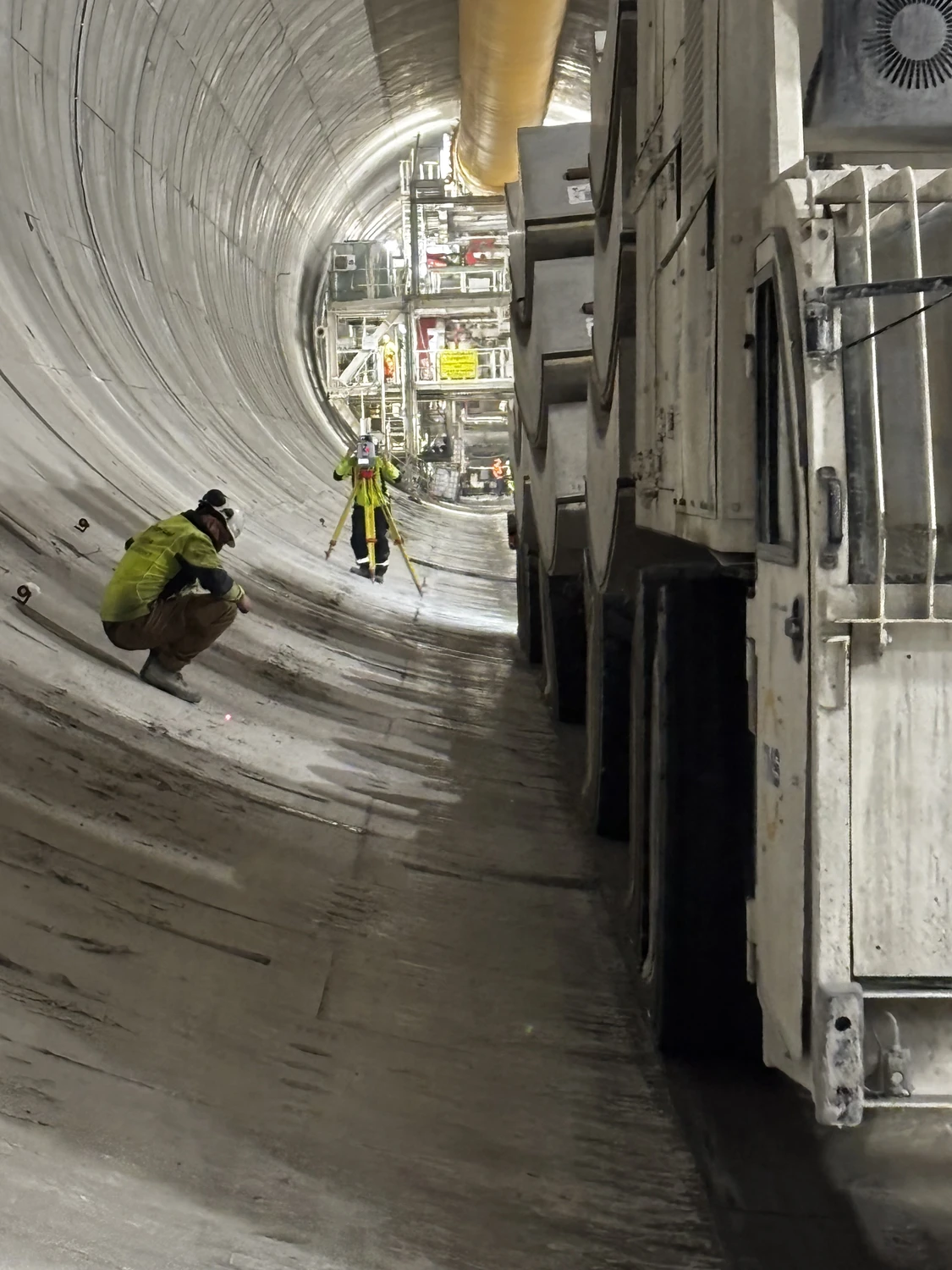 Dr. Rehm – Tunnelbau-Service – Tunnelbaustelle mit Arbeitern und schwerem Gerät.