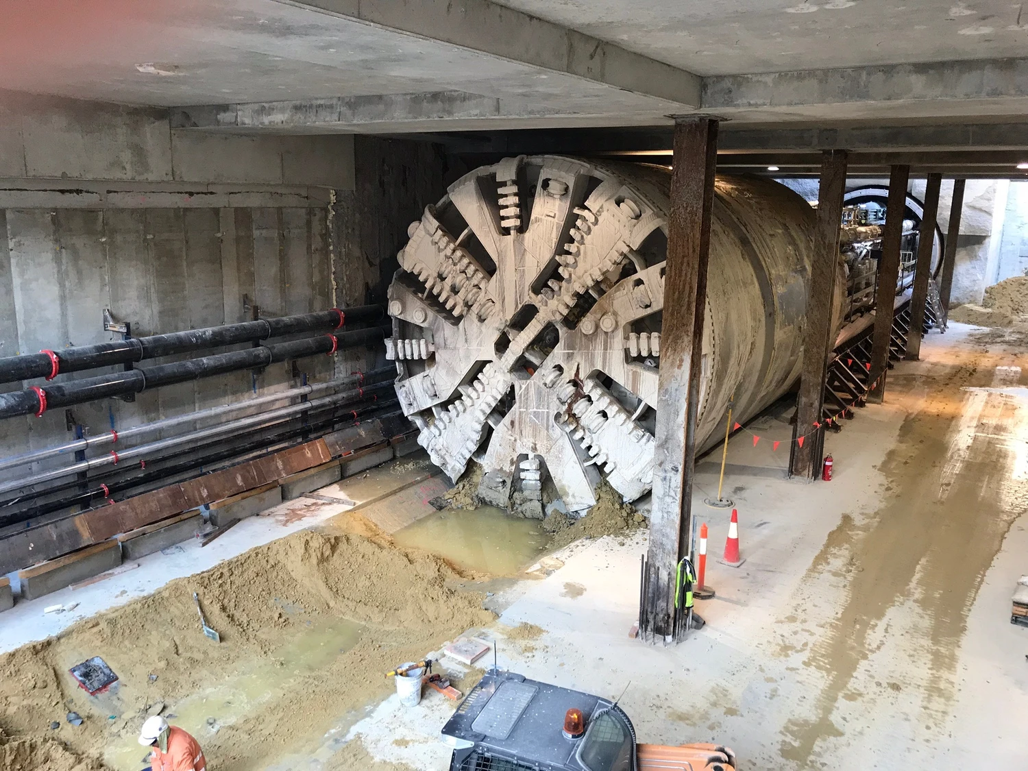 Dr. Rehm – Tunnelbau-Service – Tunnelbaustelle mit schwerem Gerät.