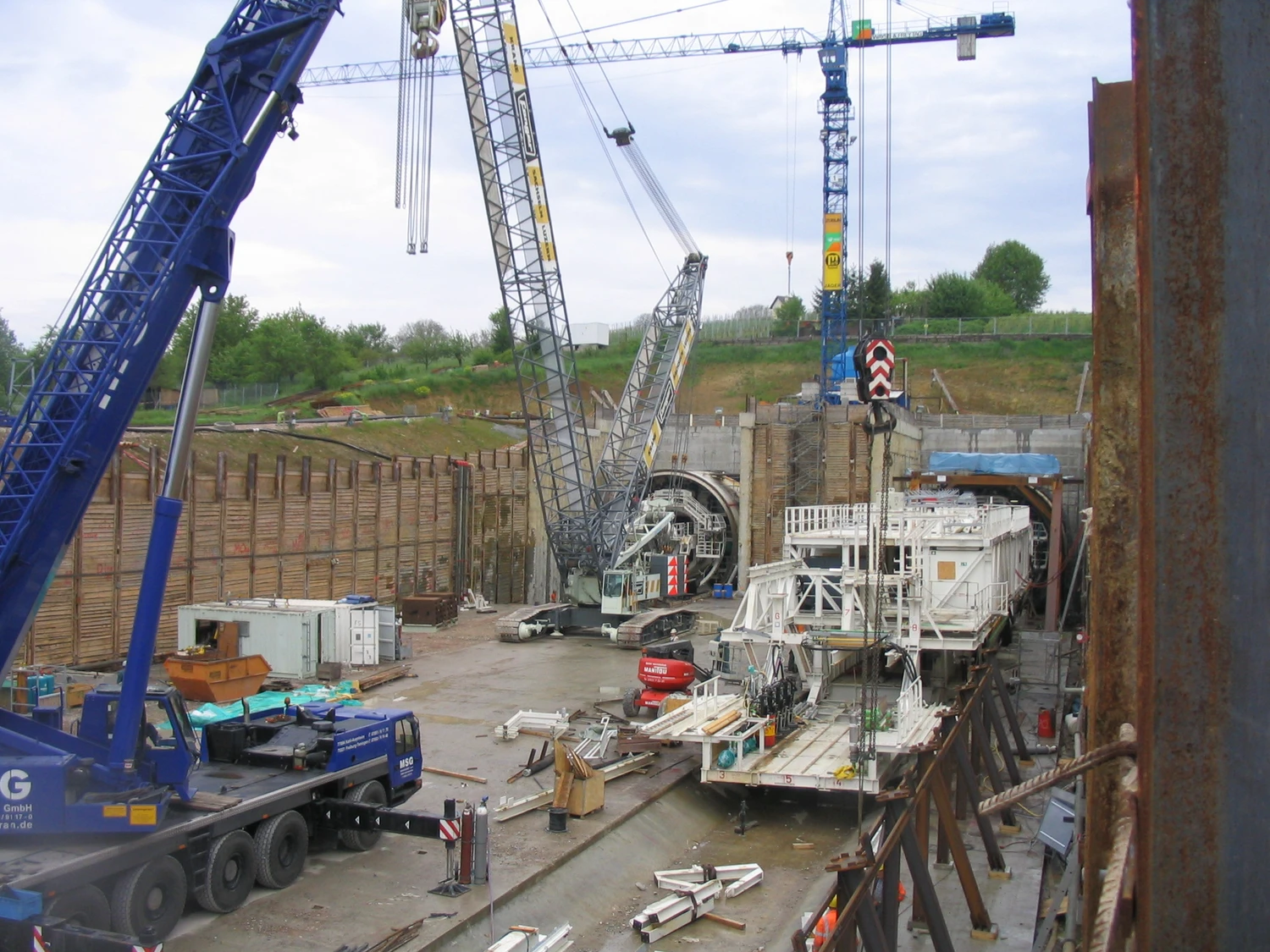 Dr. Rehm – Tunnelbau-Service – Tunnelbaustelle mit schwerem Gerät.