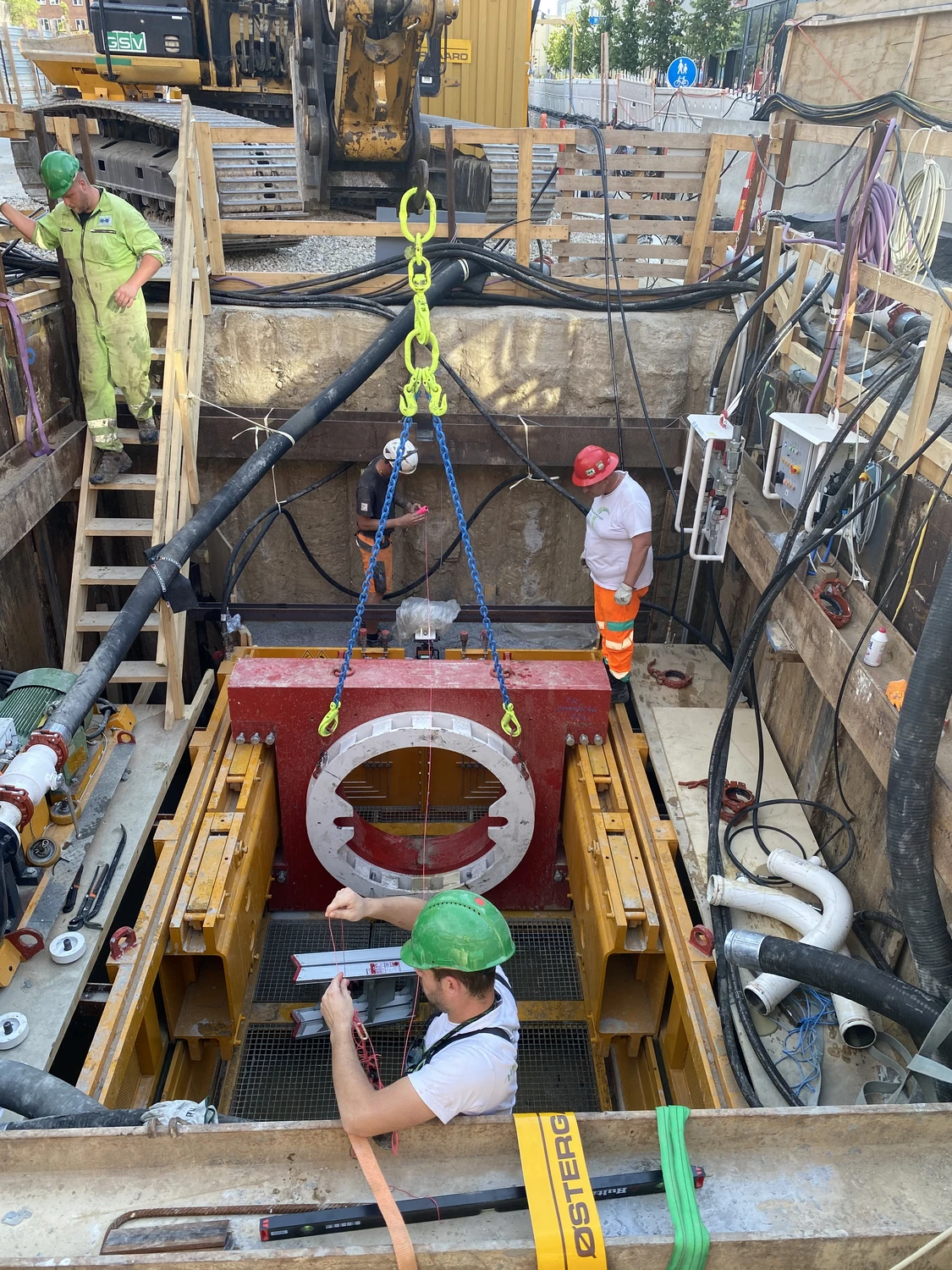 Dr. Rehm – Tunnelbau-Service – Tunnelbaustelle mit Arbeitern und schwerem Gerät.
