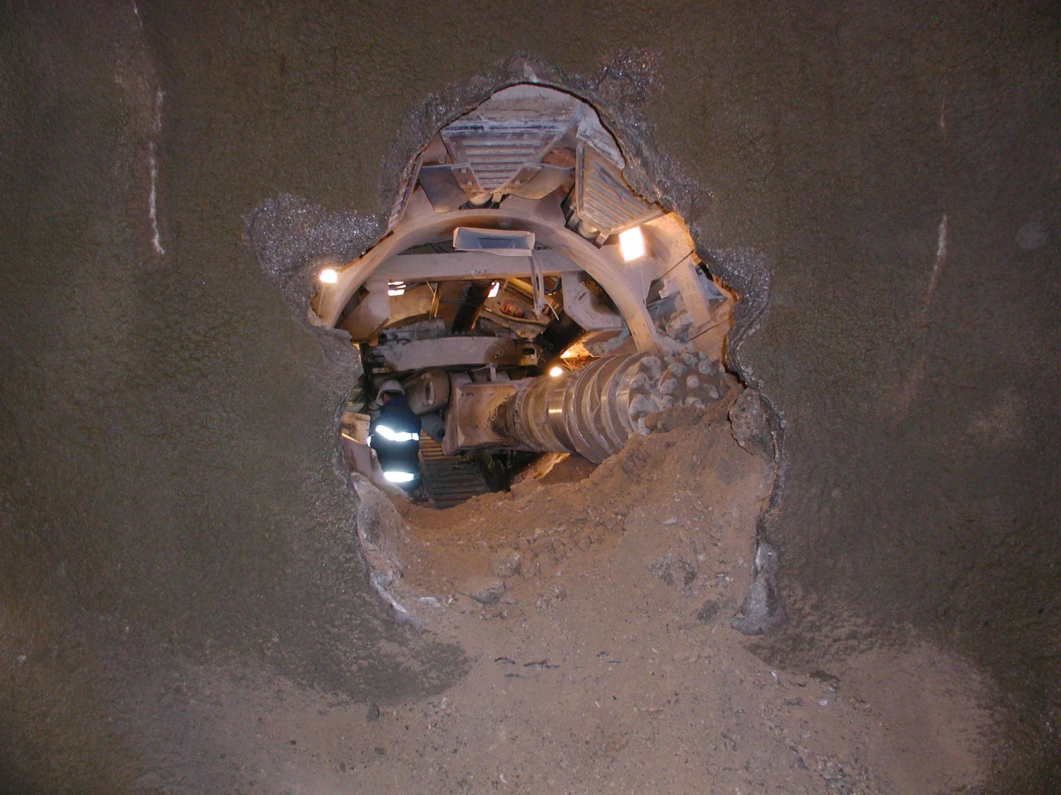 Dr. Rehm – Tunnelbau-Service – Tunnelbaustelle mit schwerem Gerät.