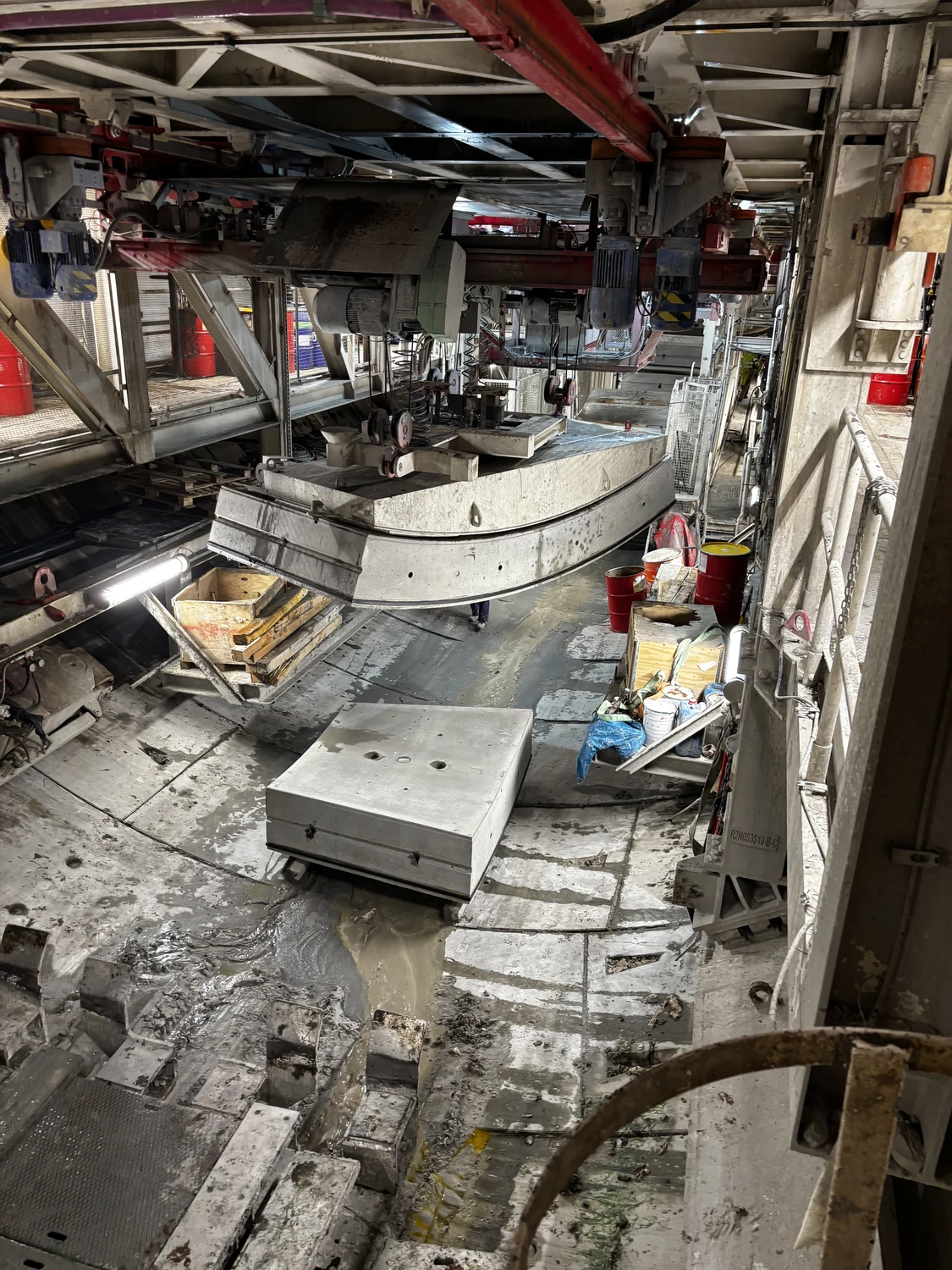 Dr. Rehm – Tunnelbau-Service – Tunnelbaustelle mit schwerem Gerät.