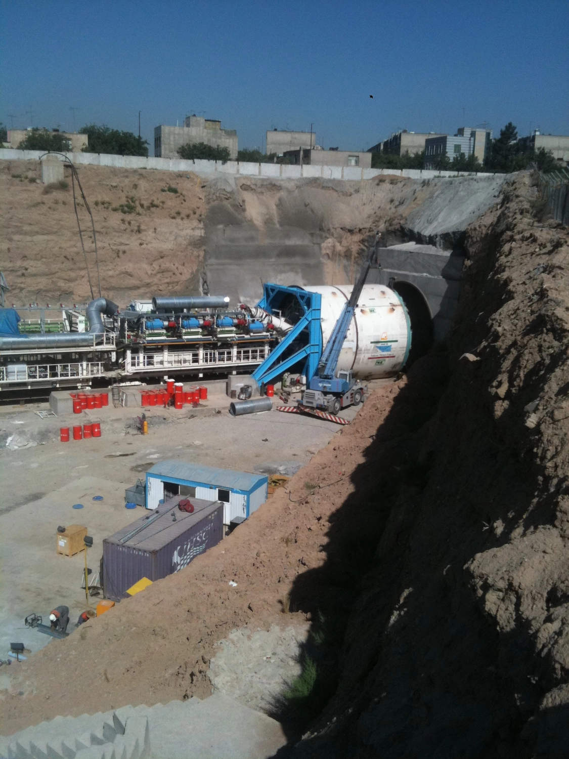 Dr. Rehm – Tunnelbau-Service – Tunnelbaustelle mit schwerem Gerät.