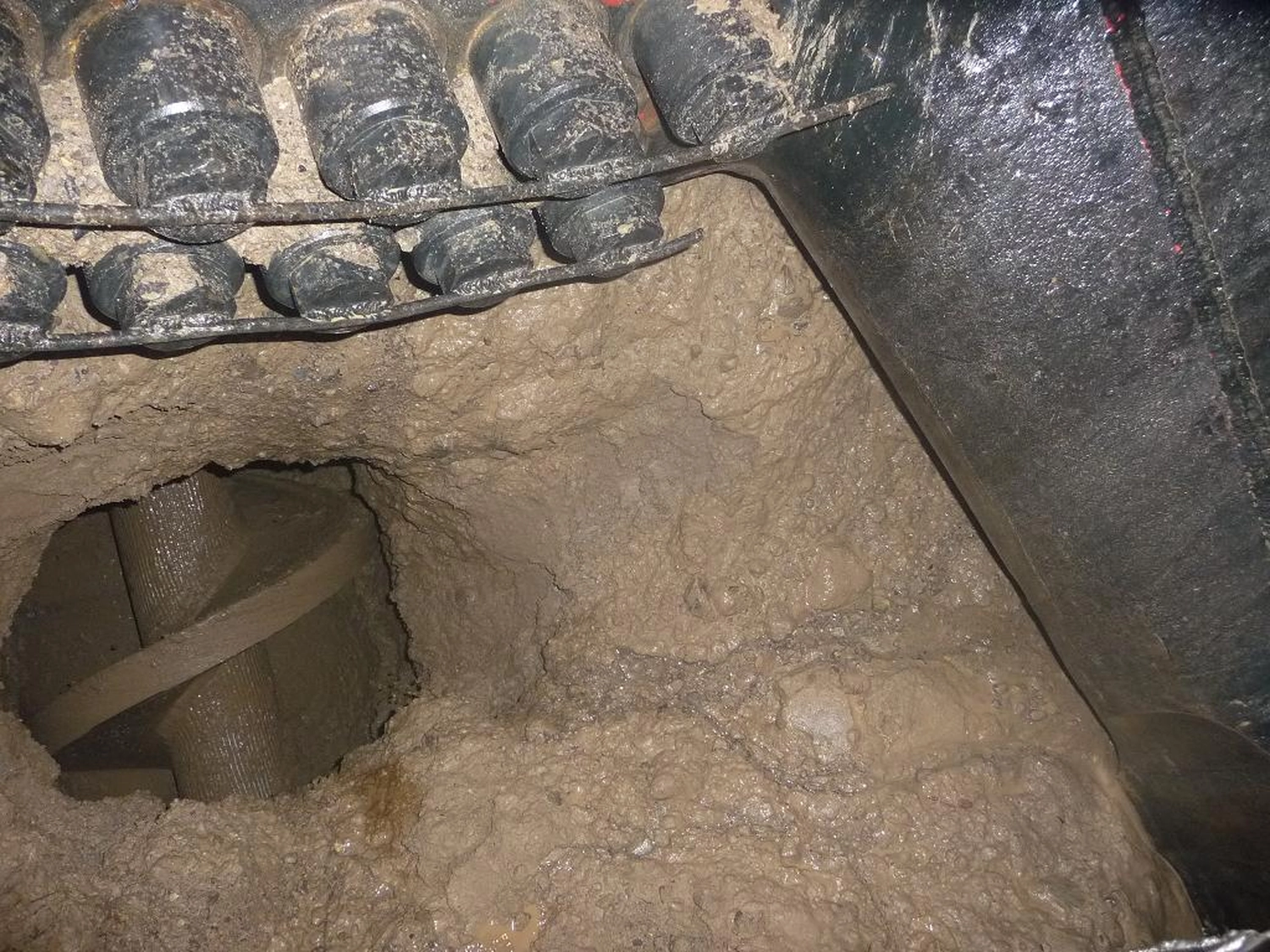 Dr. Rehm – Tunnelbau-Service – Tunnelbaustelle mit schwerem Gerät.