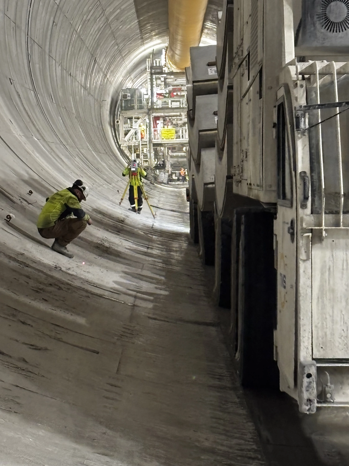 Dr. Rehm – Tunnelbau-Service – Tunnelbaustelle mit Arbeitern und schwerem Gerät.