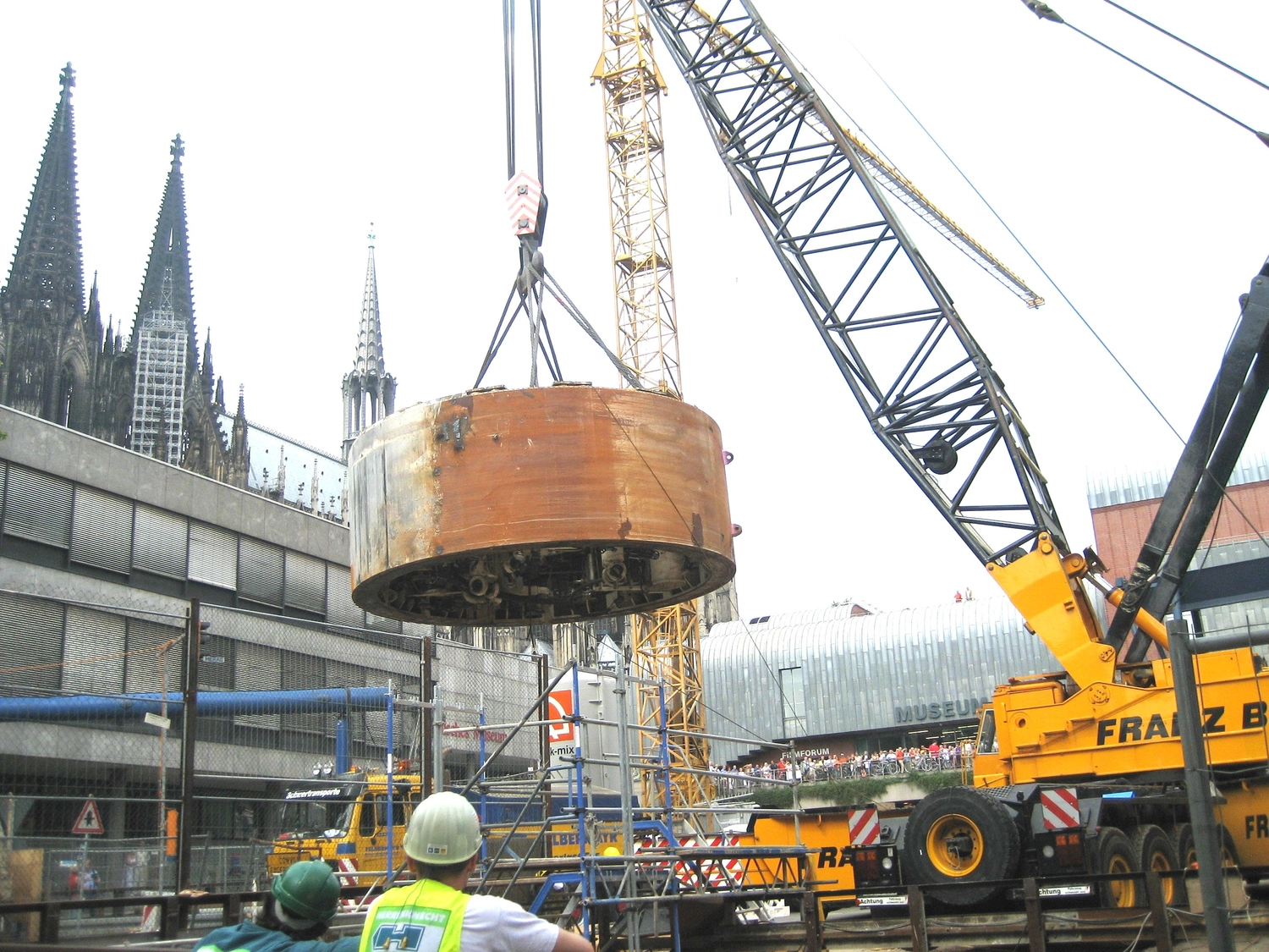 Dr. Rehm – Tunnelbau-Service – Tunnelbaustelle mit Arbeitern und schwerem Gerät.