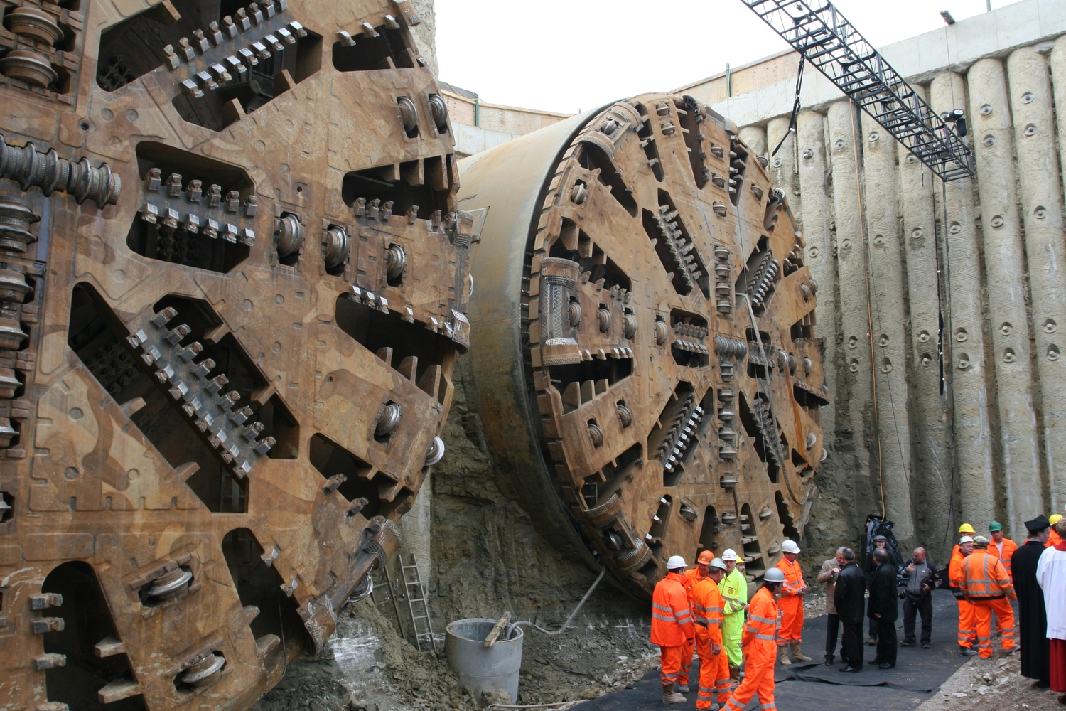 Dr. Rehm – Tunnelbau-Service – Tunnelbaustelle mit Arbeitern und schwerem Gerät.