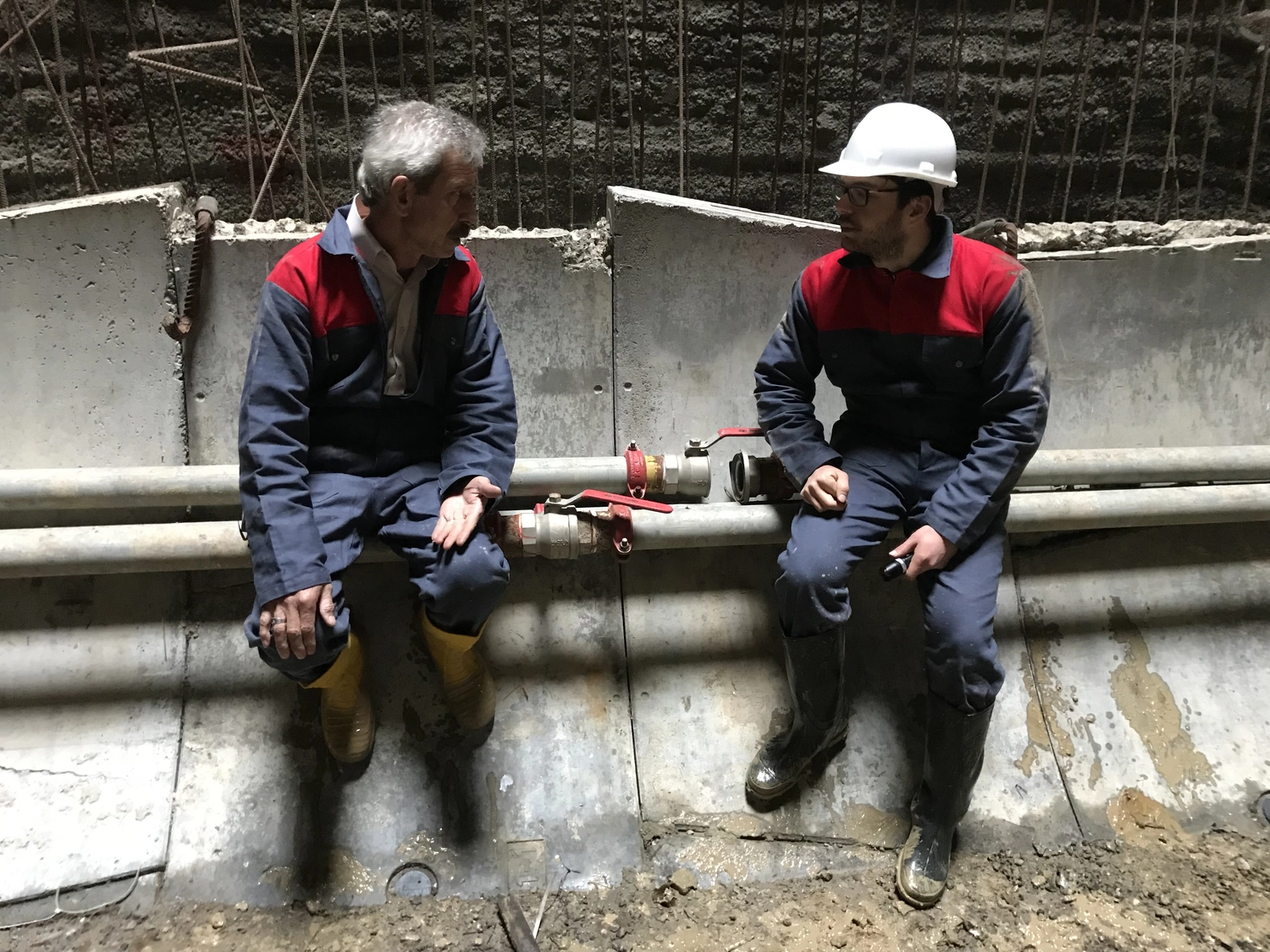 Dr. Rehm – Tunnelbau-Service – Tunnelbaustelle mit Arbeitern und schwerem Gerät.