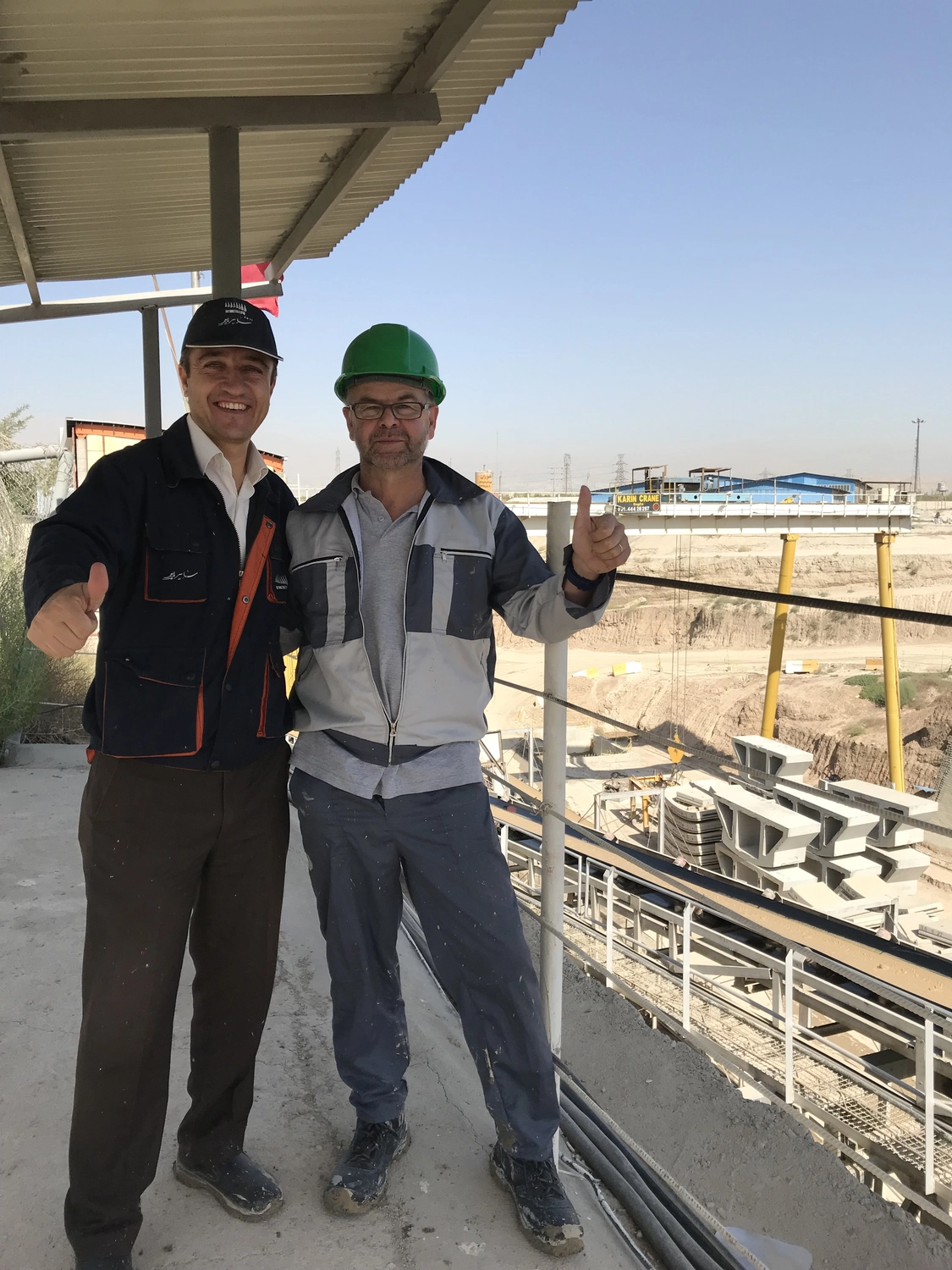 Dr. Rehm – Tunnelbau-Service – Tunnelbaustelle mit Arbeitern und schwerem Gerät.