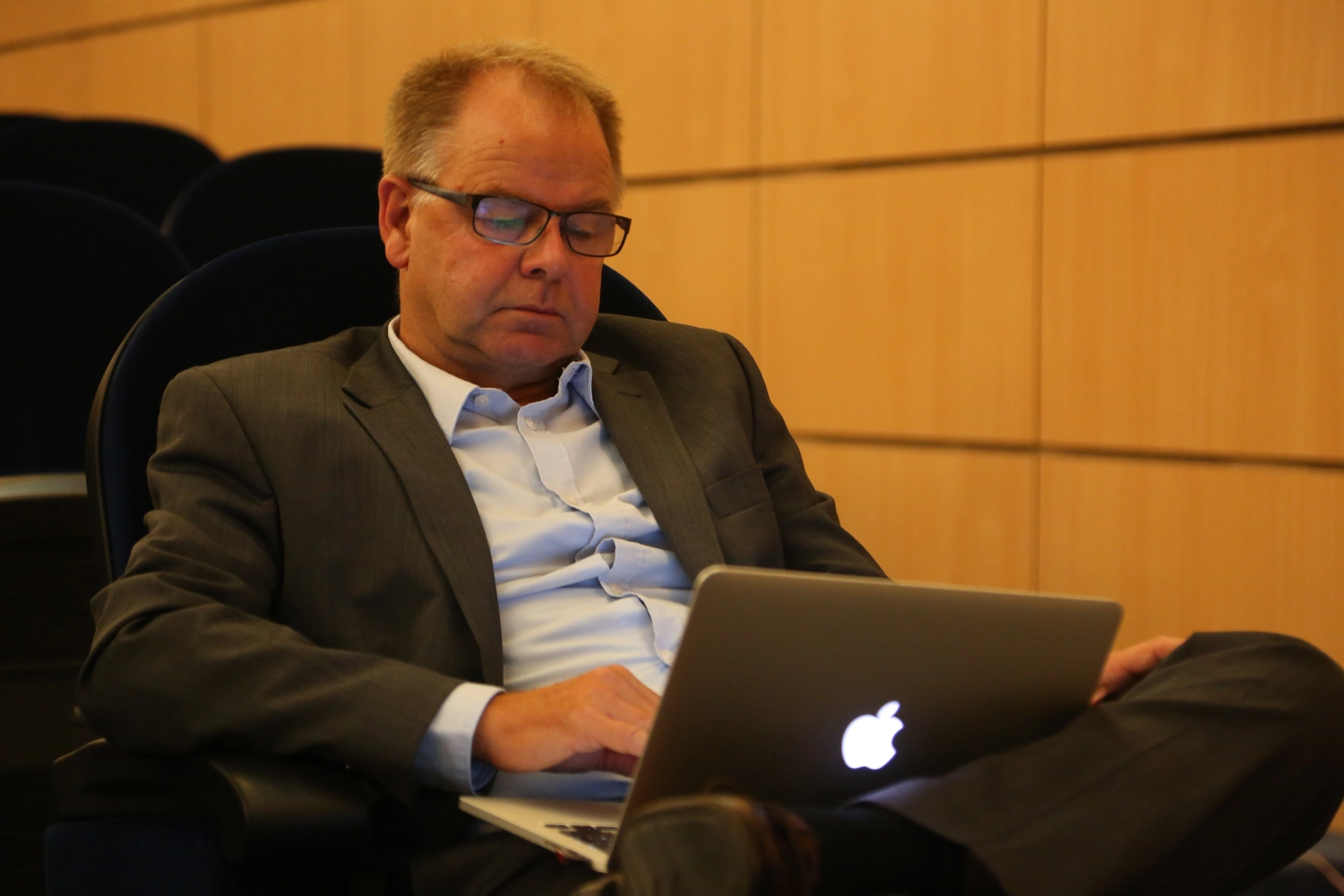Dr. Rehm – Tunnelbau-Service – Eine Person arbeitet an einem Laptop.
