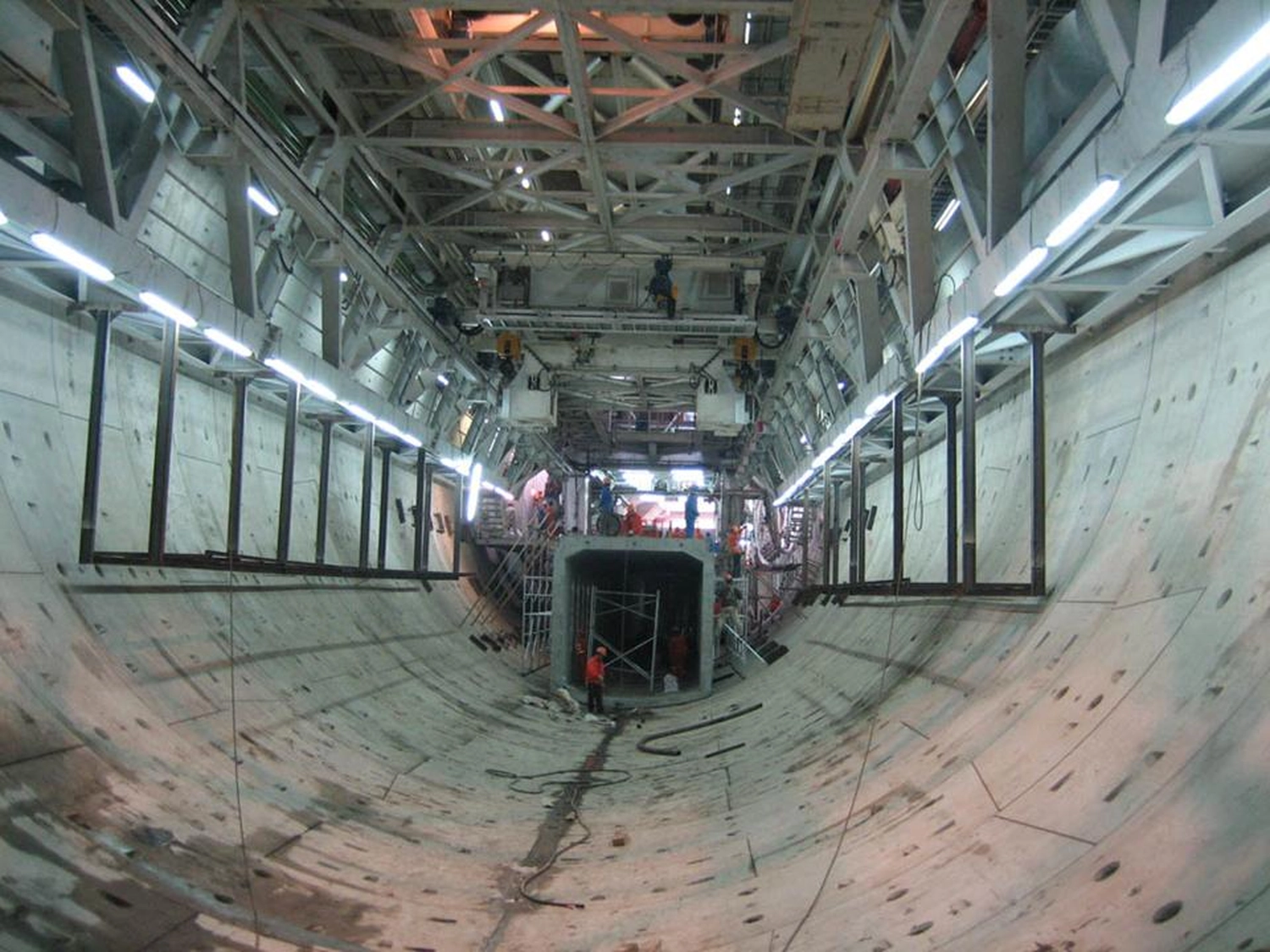 Dr. Rehm – Tunnelbau-Service – Tunnelbaustelle mit schwerem Gerät.