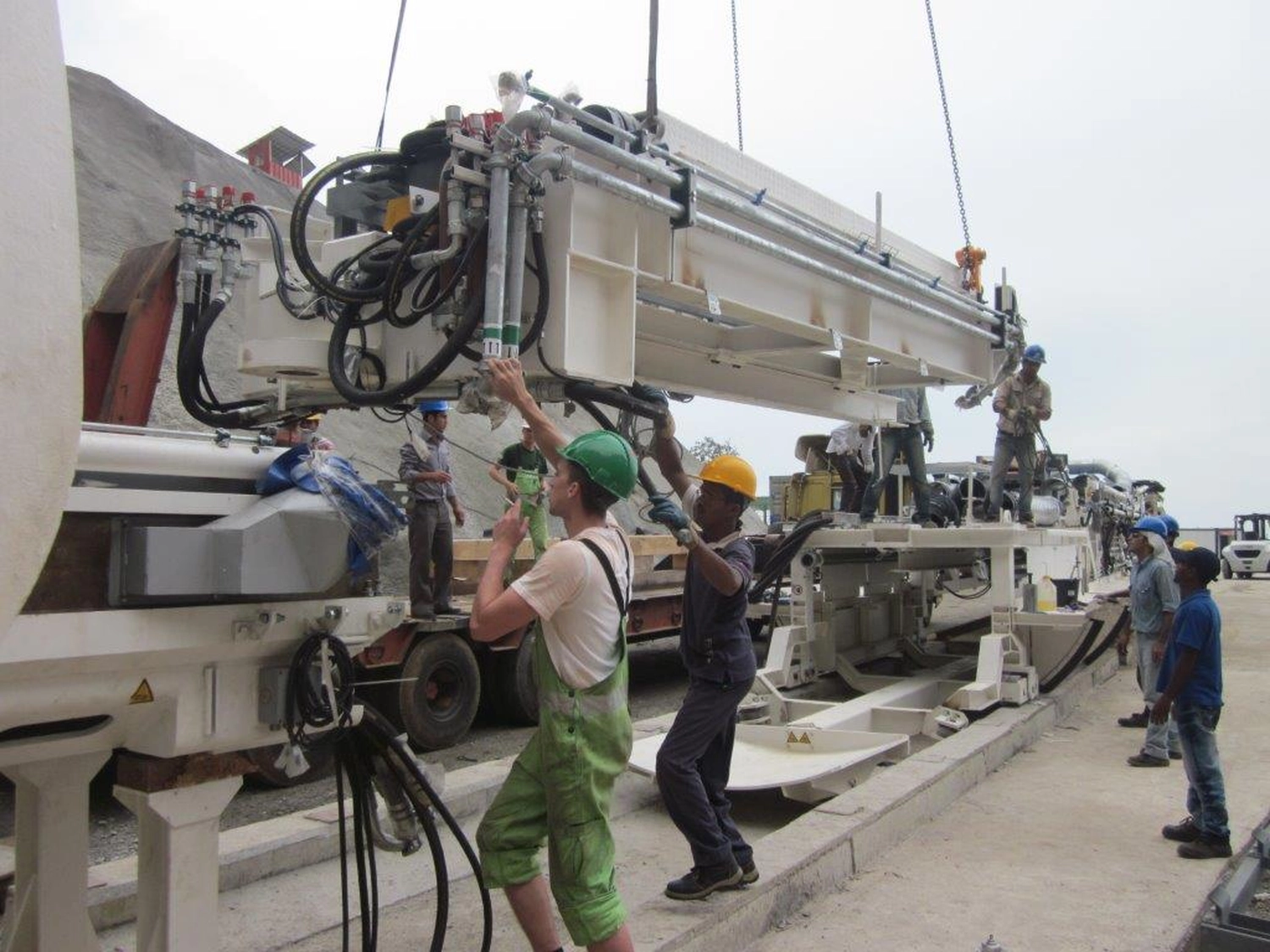 Dr. Rehm – Tunnelbau-Service – Tunnelbaustelle mit Arbeitern und schwerem Gerät.